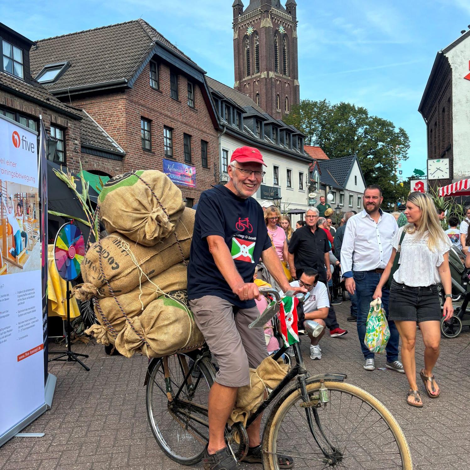 Friedhelm Leven mit einem für Burundi typischen Lastenrad beim Apfelfest in Vorst.