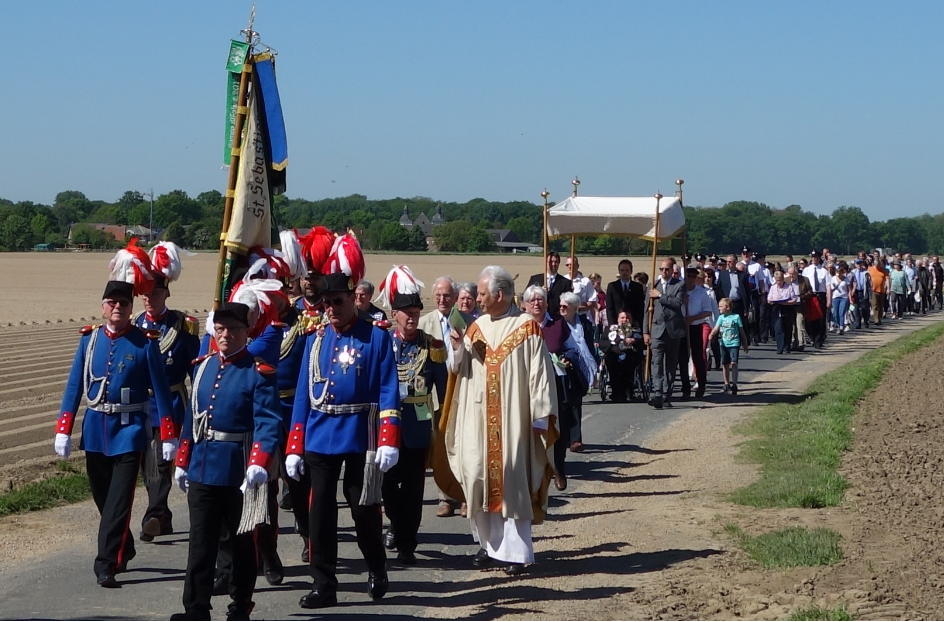 Die prächtigen Uniformen der Schützen sind für viele Beobachter ein Hingucker bei der Godehardprozession.