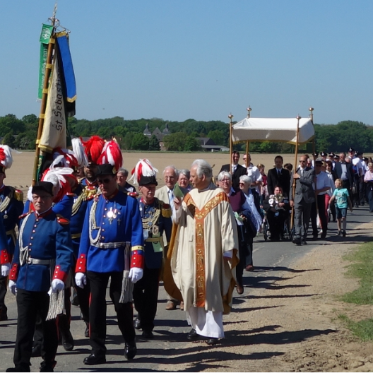 Die prächtigen Uniformen der Schützen sind für viele Beobachter ein Hingucker bei der Godehardprozession.