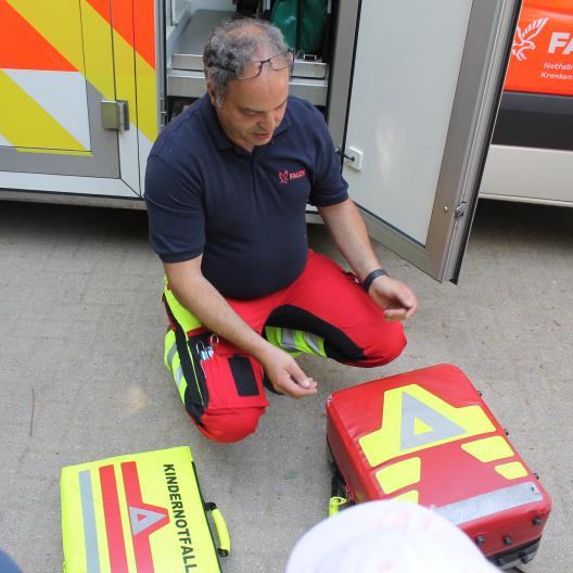 In jedem Rettungswagen gibt es zwei Notfallkoffer: einen für Kinder und einen für Erwachsene.