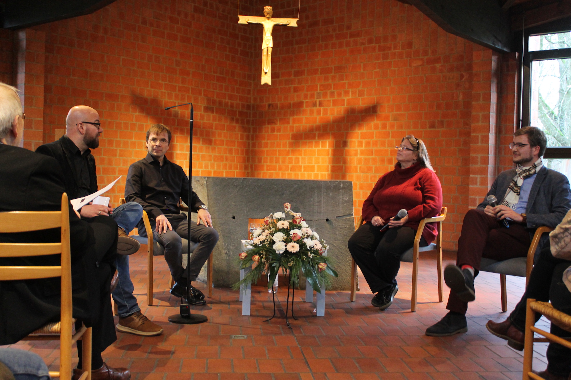 Moderator Stefan Erlenwein (ganz links) diskutierte mit Roman Marrek, Stefanie Hollinger und Niklas Piel über die Bedeutung von Musik in kalten Zeiten.