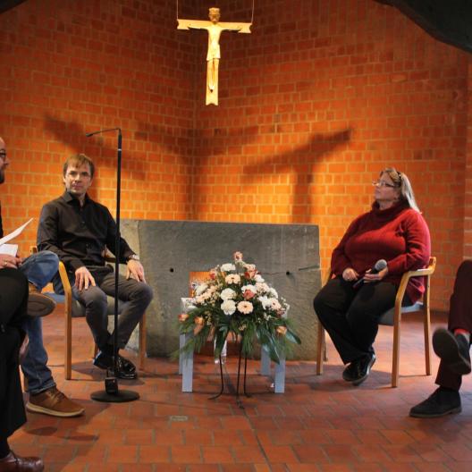 Moderator Stefan Erlenwein (ganz links) diskutierte mit Roman Marrek, Stefanie Hollinger und Niklas Piel über die Bedeutung von Musik in kalten Zeiten.