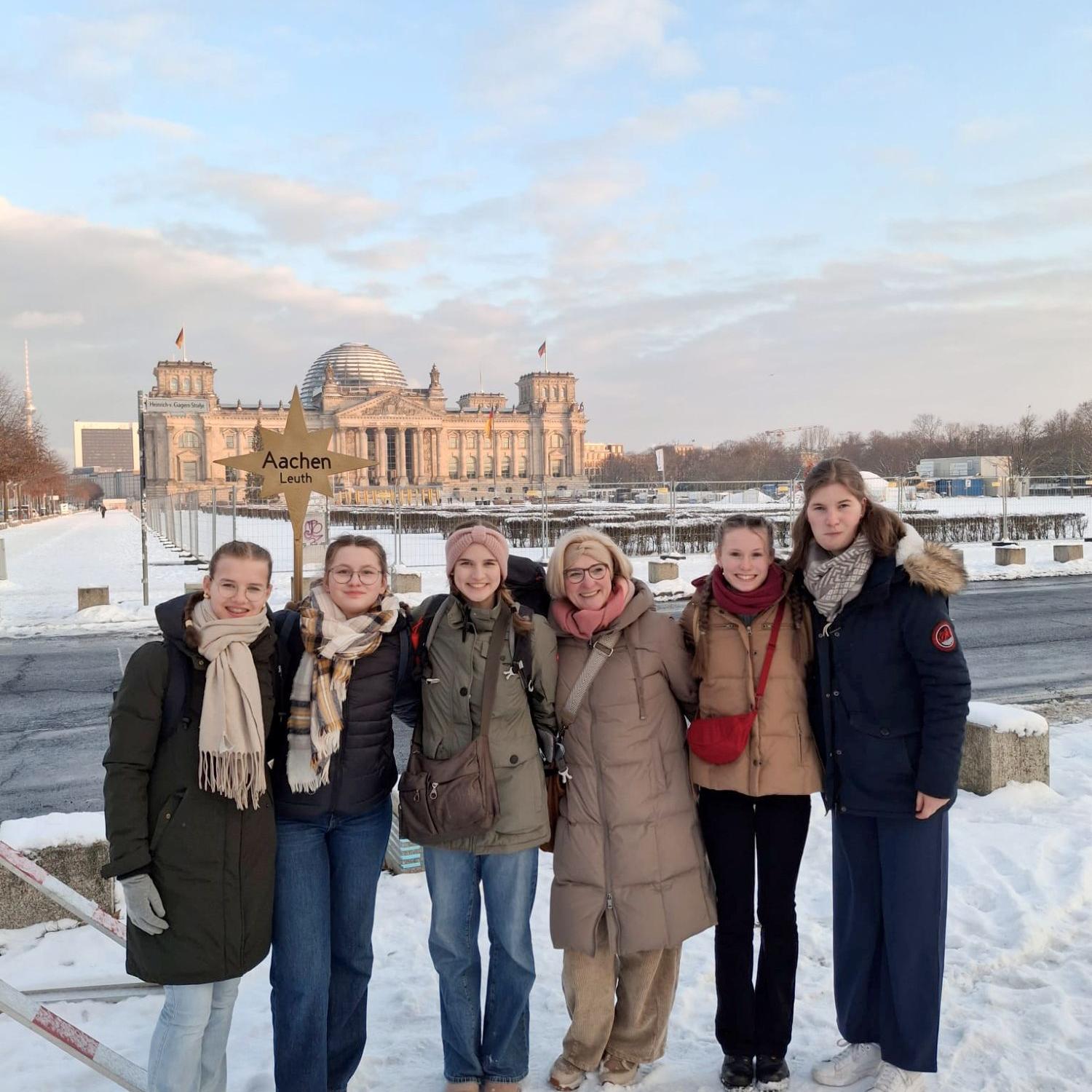 Florentine, Marie, Charlotte, Andrea Thelen, Enrica und Hanna Dellen (v.l.) vor dem Berliner Reichstag.