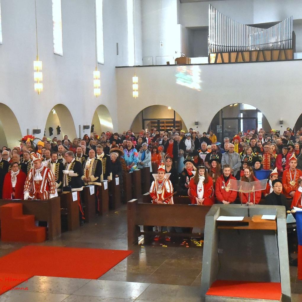 Prall gefüllt: Wenn Pfarrer Roland Klugmann die „Messe der Freude“ feiert, ist fast ganz Viersen auf den Beinen.