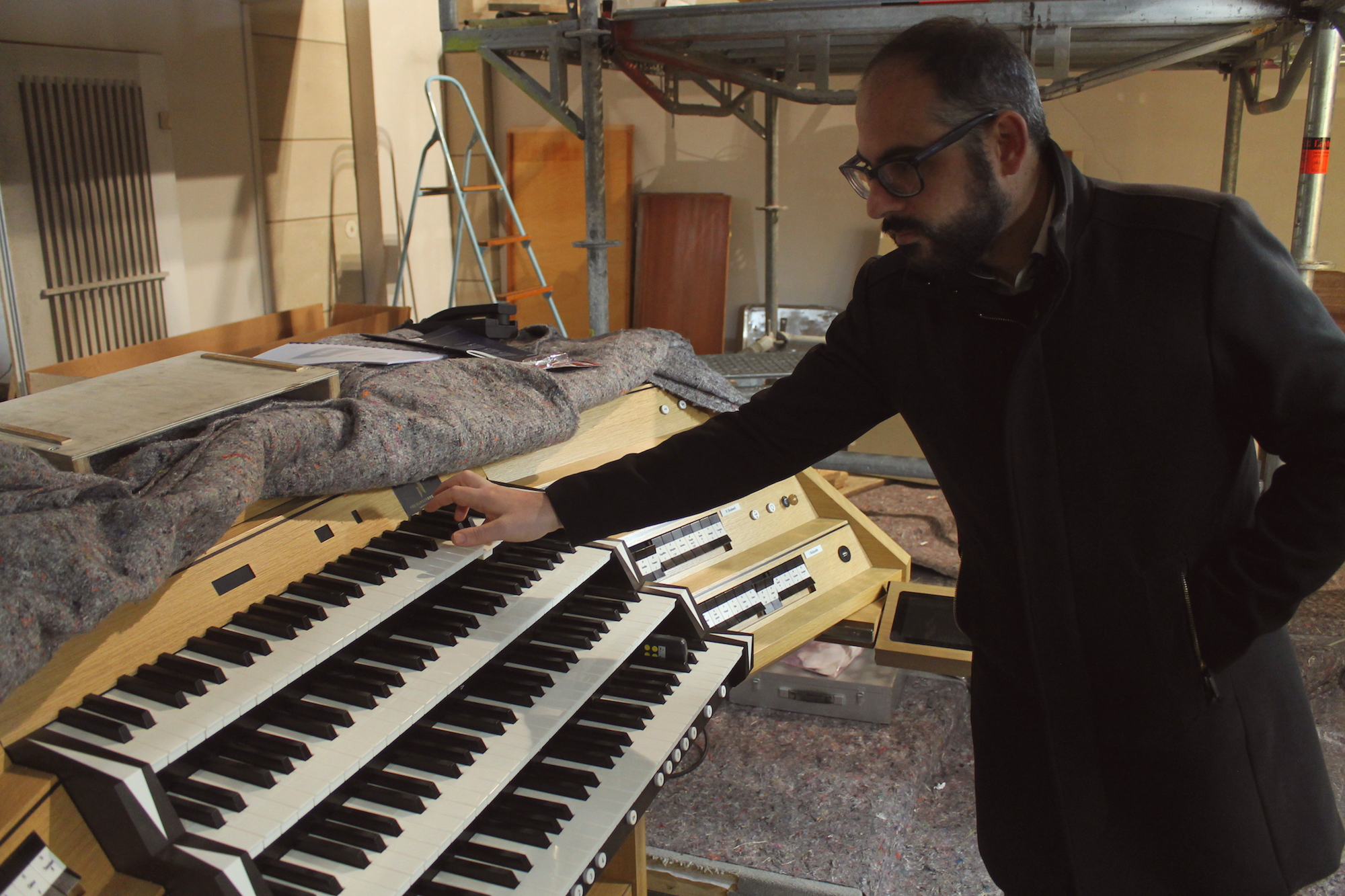 Giovanni Solinas, Kirchenmusiker in der GdG Viersen-Dülken, versucht schon einmal probeweise einen Akkord auf dem neuen Spieltisch.