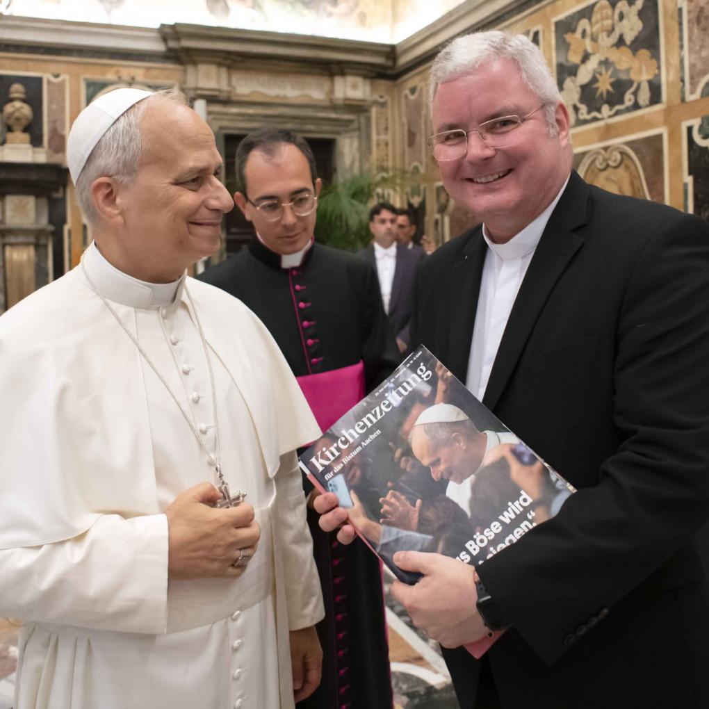 Strahlen um die Wette: Papst Leo XIV. und Generalvikar Jan Nienkerke.  Er brachte dem Heiligen Vater natürlich auch Exemplare der  Kirchenzeitung für das  Bistum Aachen mit.