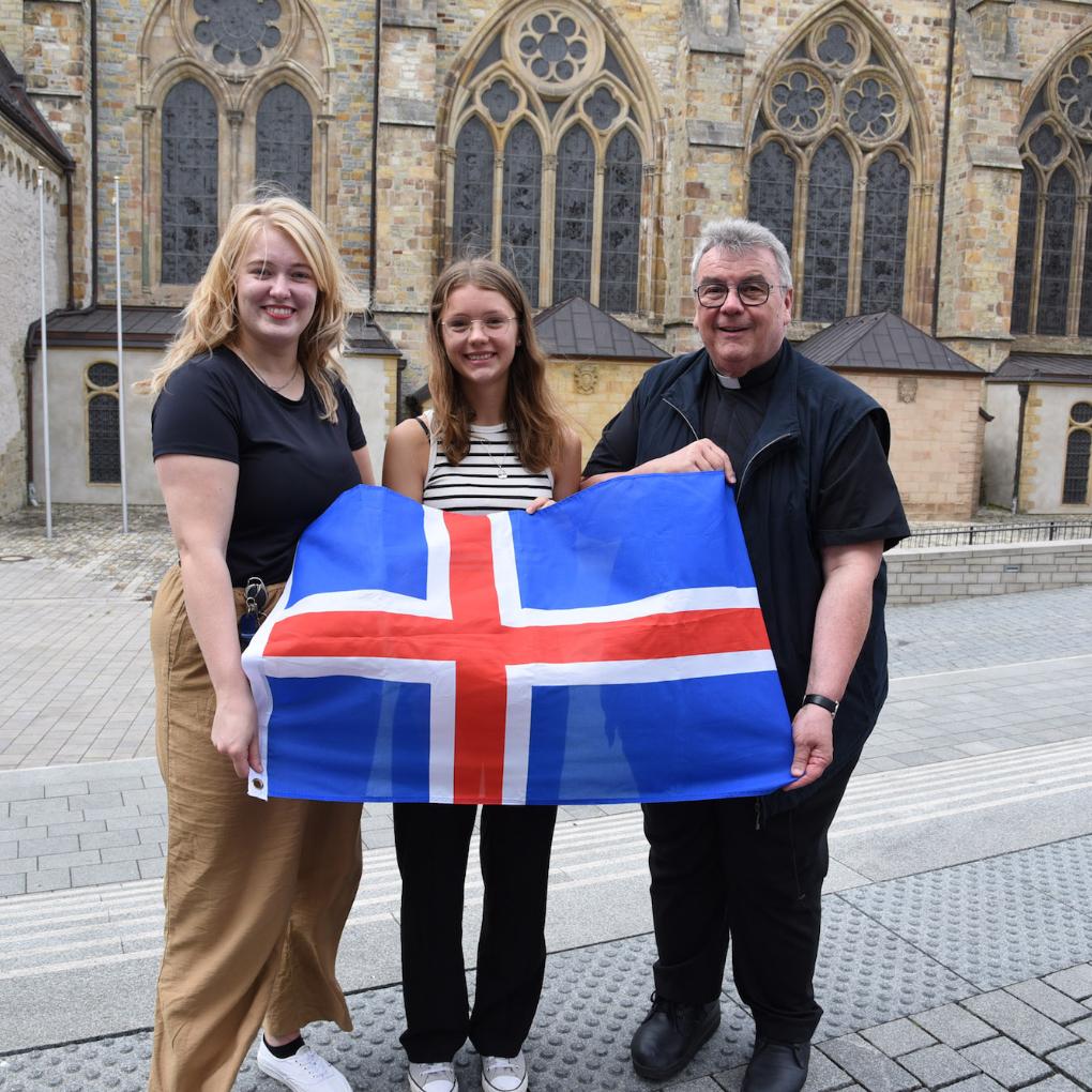 Freut sich auf Island: Sophia Hoppermann (Mitte) mit Msgr. Georg Austen und Marisa  Grummich vom Bonifatiuswerk.