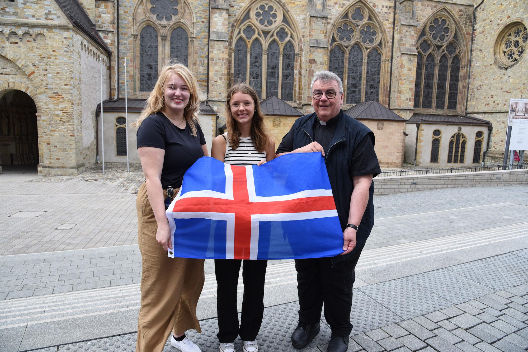 Freut sich auf Island: Sophia Hoppermann (Mitte) mit Msgr. Georg Austen und Marisa  Grummich vom Bonifatiuswerk.