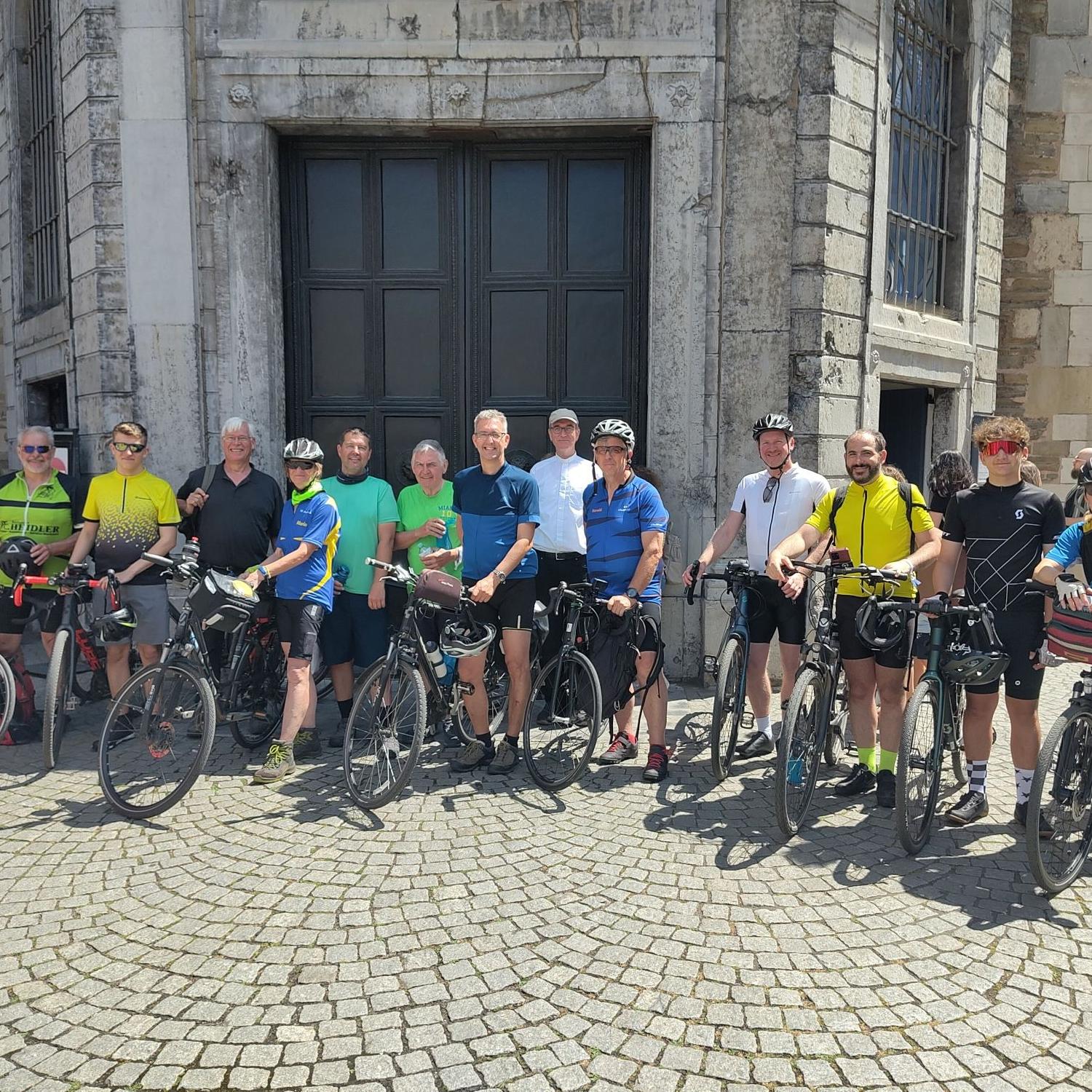 Vor dem Start der Wallfahrt nach Rom machten die Dülkener Radpilger Station in Aachen und feierten mit Weihbischof Karl Borsch eine kurze Andacht mit Reisesegen.