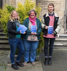 v.l.n.r. Liz Flor, Gabi Terhorst und Sophie Denner präsentieren den Sozialbericht