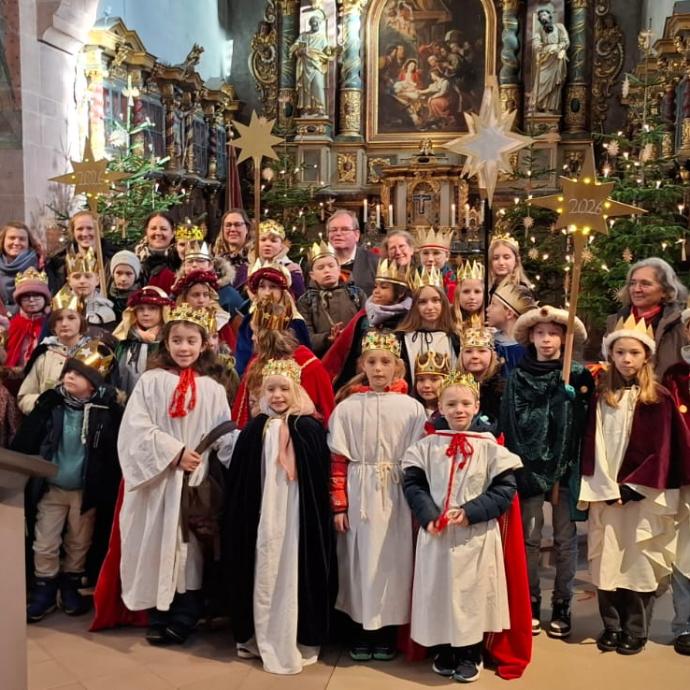 Viele kleine und große Sternsinger:innen